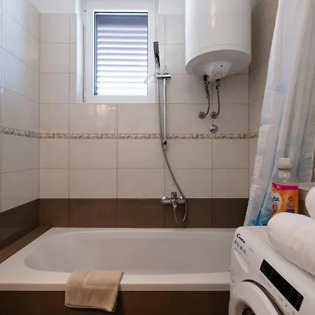 Appartement Rubina, 2 Bedrooms, Big Terrace And Secure Parking Medulin