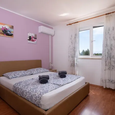 Rubina, 2 Bedrooms, Big Terrace And Secure Parking * Medulin