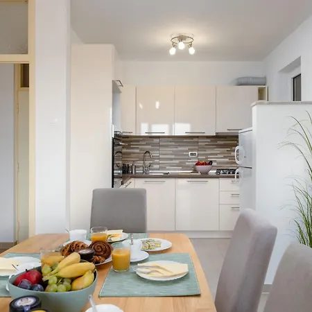Rubina, 2 Bedrooms, Big Terrace And Secure Parking Appartement Medulin