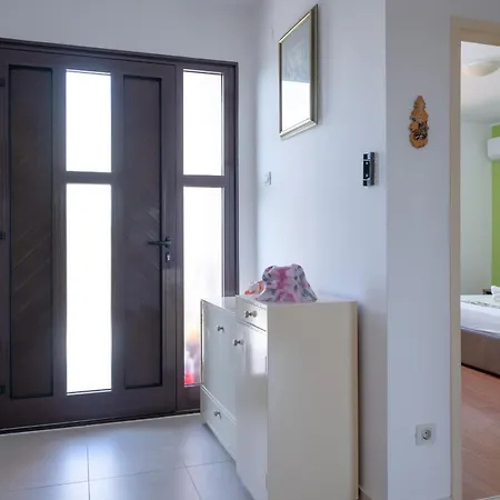 Appartement Rubina, 2 Bedrooms, Big Terrace And Secure Parking Medulin