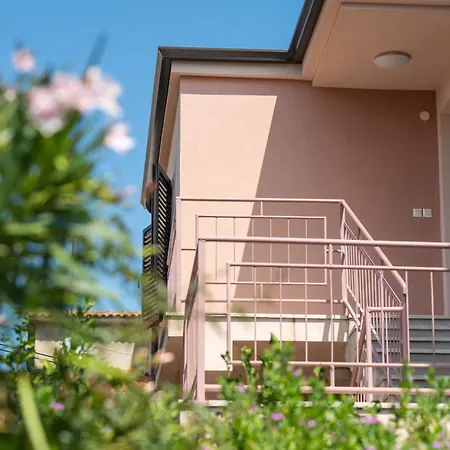 Rubina, 2 Bedrooms, Big Terrace And Secure Parking Medulin