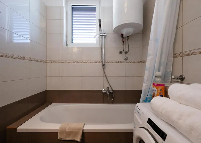 Apartman Rubina, 2 Bedrooms, Big Terrace And Secure Parking Medulin