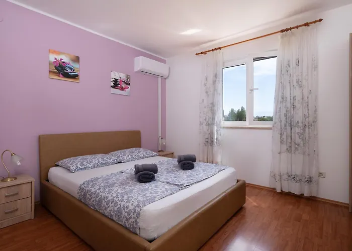 Rubina, 2 Bedrooms, Big Terrace And Secure Parking * Medulin