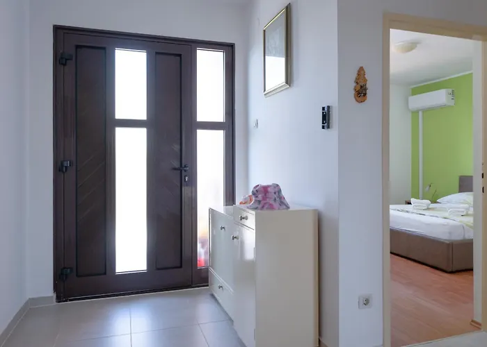 Apartman Rubina, 2 Bedrooms, Big Terrace And Secure Parking Medulin