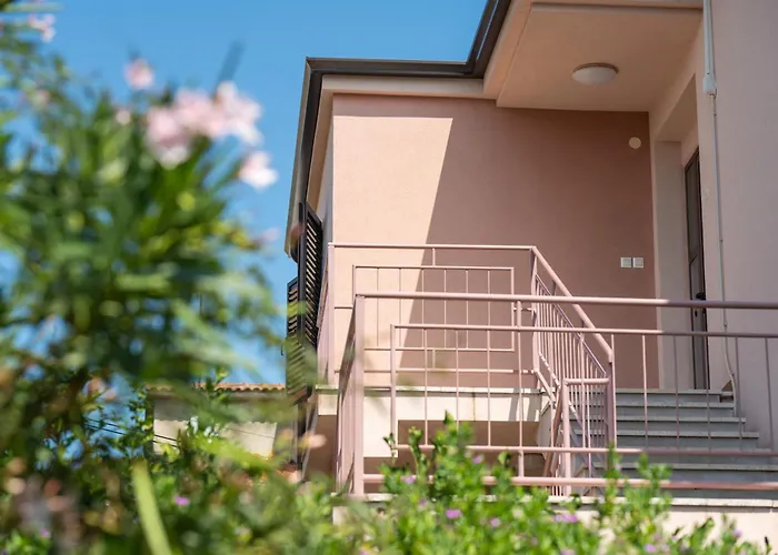 Rubina, 2 Bedrooms, Big Terrace And Secure Parking Medulin