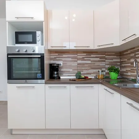 Rubina With Secure Parking Apartment
