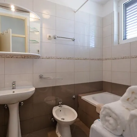 Appartamento Rubina, 2 Bedrooms, Big Terrace And Secure Parking