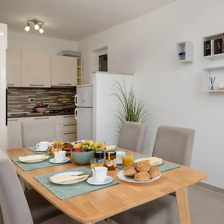 Appartamento Rubina, 2 Bedrooms, Big Terrace And Secure Parking *
